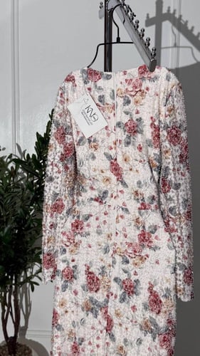 فستان دانتيل استرتش فاخر بفصوص براقة وتصميم مزين ب...