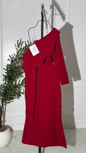 فستان باربي أحمر بكتف واحد بتصميم انسيابي أنيق