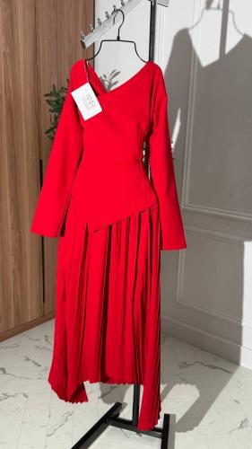 فستان احمر طويل بقصة مائلة