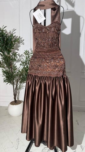 فستان سهرة بني شك مع تفته و شال