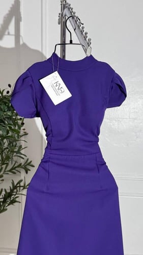 فستان قصير مع ازرار وفيونكه بالخلف