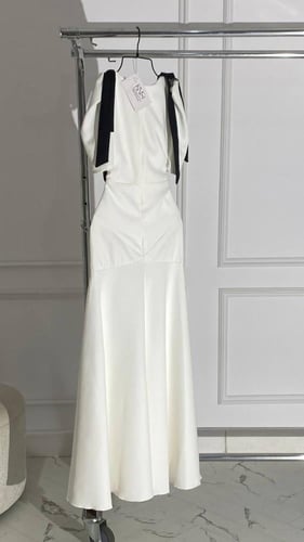 فستان بيان سهرة أبيض باري طويل بشريطة سوداء