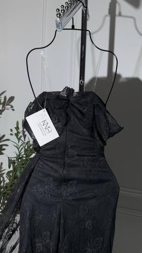 فستان اسود دانتيل مع ذيل جانبي