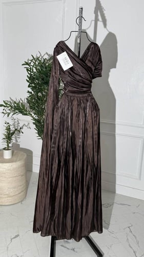 فستان بأكمام غير متماثلة باللون البني