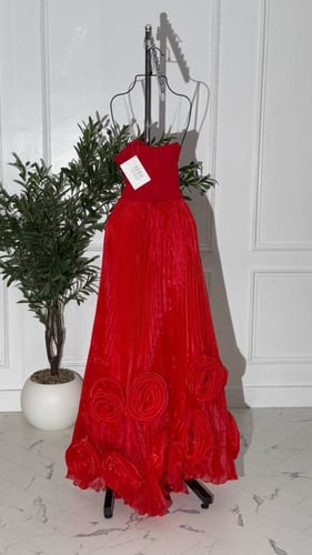 فستان سهرة أحمر كورسيه مطرز مع تنورة أورجنزا وورود...
