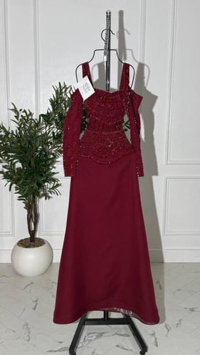 فستان سهرة بايري عنّابي مطرّز يدويًا