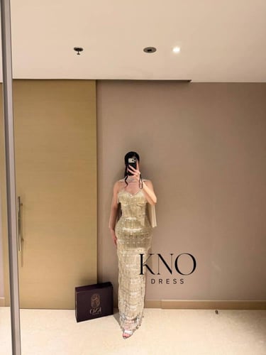 فستان بيج بخامة هدب أنيقة مع شال جورجيت خفيف لإطلا...