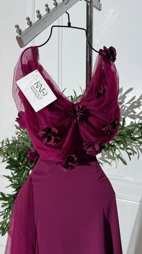 فستان باربي فاخر مع صدر تل مورّد وانسدال تل جانبي...