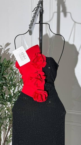 فستان اسود لامع مع ورود حمراء