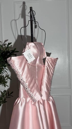 فستان سهرة بأكمام منفصله مع تطريز