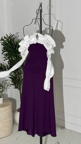 فستان بنفسجي غامق بتصميم اكتاف مكشوفة