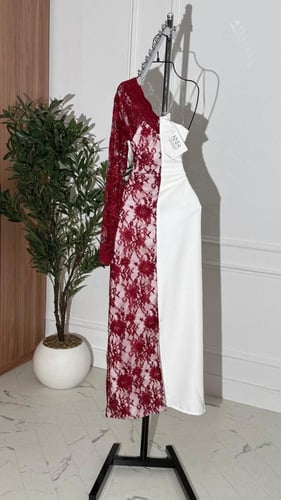 فستان ابيض طويل بمزيج من الدانتيل