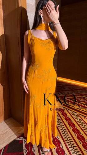 فستان سهرة ذهبي جورجيت مطرز فاخر بتصميم انسيابي جذ...