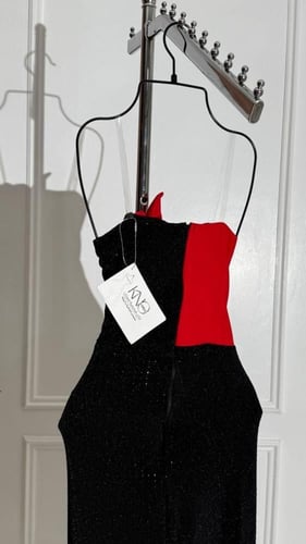 فستان اسود لامع مع ورود حمراء