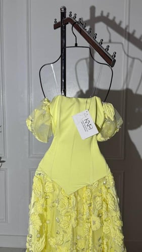 فستان سهرة ليموني غامق بورود بارزة مع بايري