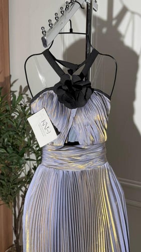 فستان سهرة كلوش بفتحة عند الصدر