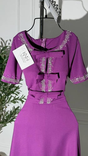 فستان كلوش بتطريز مباشر مع فيونكات