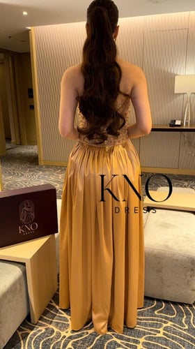 فستان لمعة استرتش مع تطريز لامع وتفاصيل تفته أنيقة...