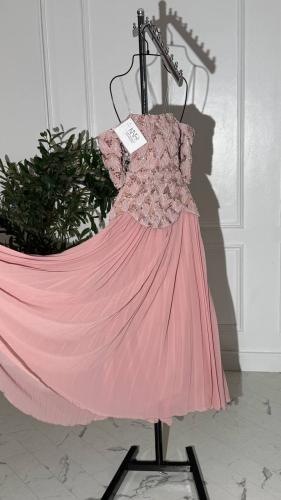 فستان وردي طويل مطرز بالشك الفاخر مع تنورة جورجيت...