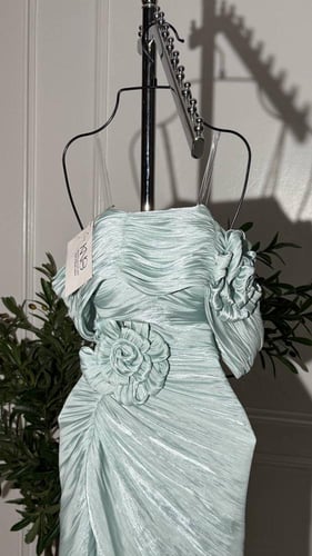 فستان سهرة تيفاني فاتح طويل من خامة كرنكل مزين بور...