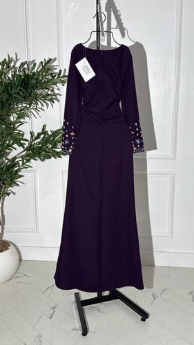 فستان بنفسجي بتطريز ملون انيق