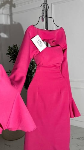 فستان فوشي انيق من قطعتين بفتحة ظهر وأكمام مكشكشة