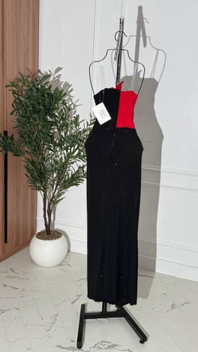 فستان اسود لامع مع ورود حمراء