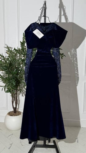 فستان كحلي جوج فاخر مع دانتيل أنيق يضفي لمسة راقية...