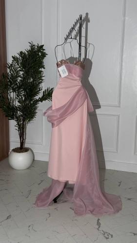 فستان سهرة بتطريز خاص بقماش باربي