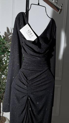 فستان سهرة استرتش أسود طويل بخامة لامعة وتصميم أنث...