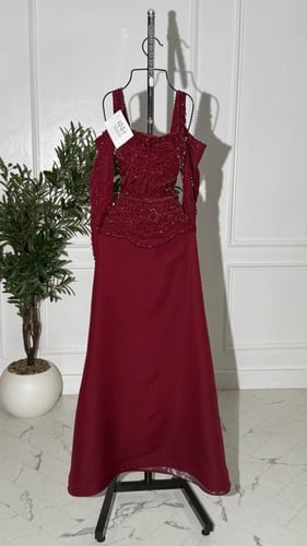 فستان سهرة بايري عنّابي مطرّز يدويًا