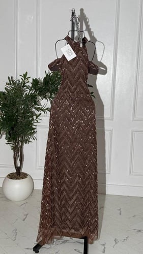 فستان شك بني طويل فاخر بتصميم أنيق وجذاب