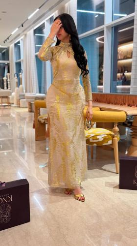 فستان برنت مموج ذهبي… فخامة تلمع مع كل حركة