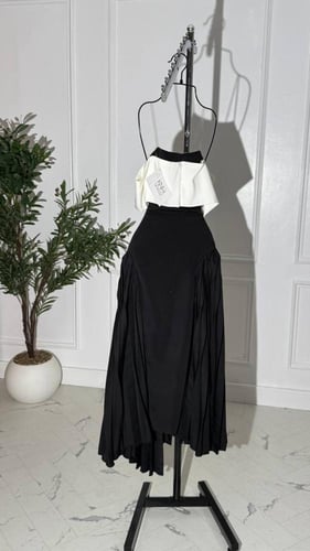 فستان اسود ناعم مع قبه بيضاء