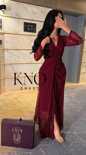 فستان سهرة عنابي فاخر بلمسات أنثوية أنيقة