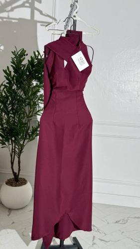 فستان عنابي طويل مع شال جانبي انسيابي