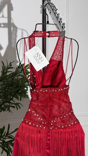 فستان تفته أحمر مطرز يدوياً مع هدب فاخر ساحر