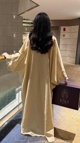 جلابية كتان فاخرة بتطريز ذهبي راقٍ