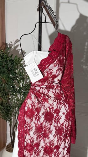 فستان ابيض طويل بمزيج من الدانتيل