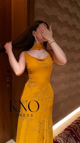 فستان سهرة ذهبي جورجيت مطرز فاخر بتصميم انسيابي جذ...