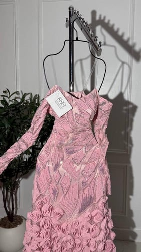 فستان وردي فاخر بورود ثلاثية وتطريز أنيق