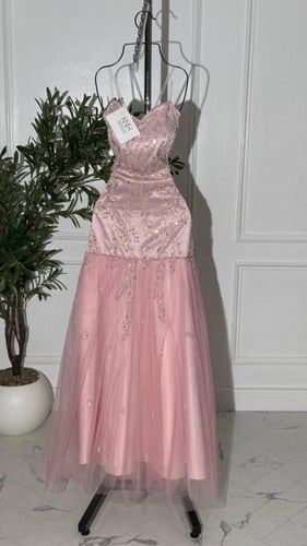 فستان تل أنيق مزين بتفاصيل شك لامعة