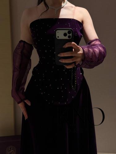 فستان جوخ فاخرة مع لول وتطريز أنيق بتشطيب راقٍ ولم...