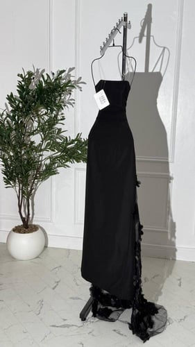 فستان سهرة اسود مع ذيل ورود