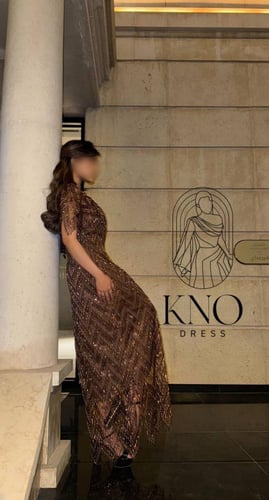 فستان بني شك فاخر بتطريز لامع وأناقة فخمة