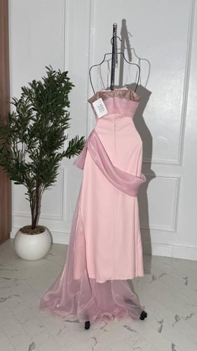 فستان سهرة بتطريز خاص بقماش باربي