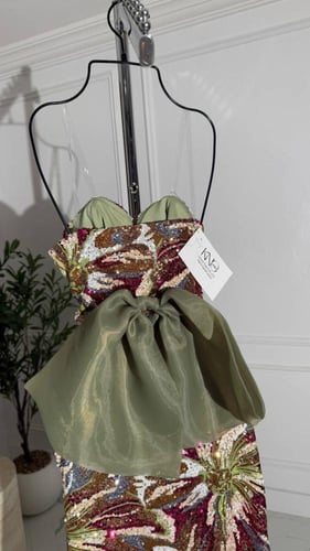 فستان سهرة شك ملون فاخر بتصميم أنثوي ولمسات لامعة...