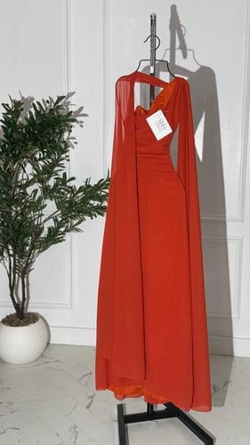 فستان طوبي طويل مع تطريز بقماش جورجيت