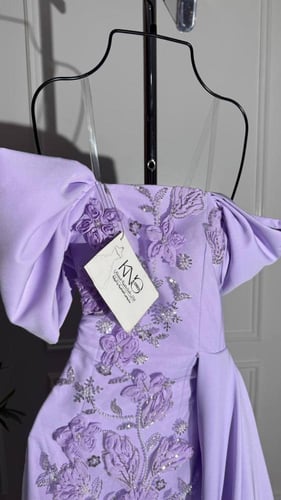 فستان سهرة موف بتطريز و ذيل جانبي