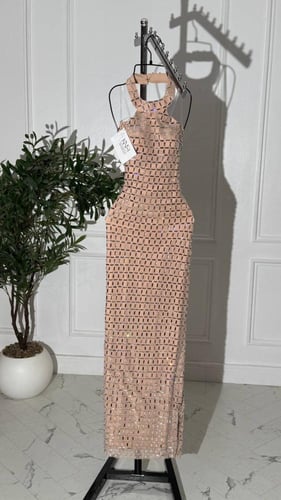 فستان بيج فاخر مرايات استرتش يفيض أناقة.